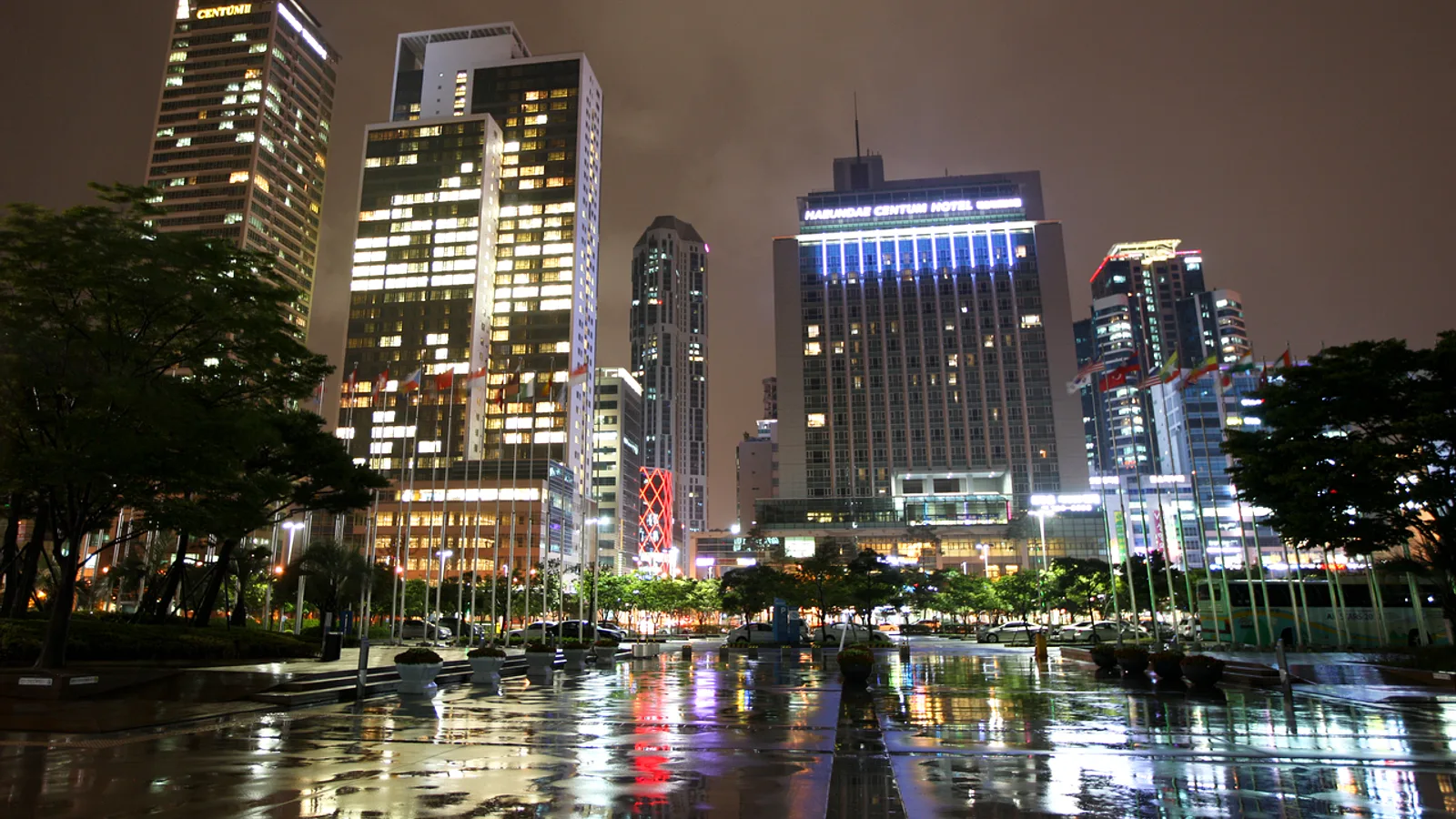 Centum City & Shinsegae Spa Land (Korea Tourism Organization, cropped and tone-adjusted)
