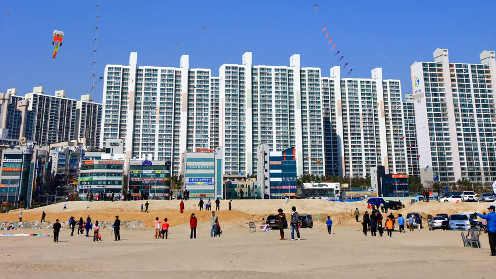 Dadaepo Beach & Sunset Fountain (Korea Tourism Organization, cropped and tone-adjusted)