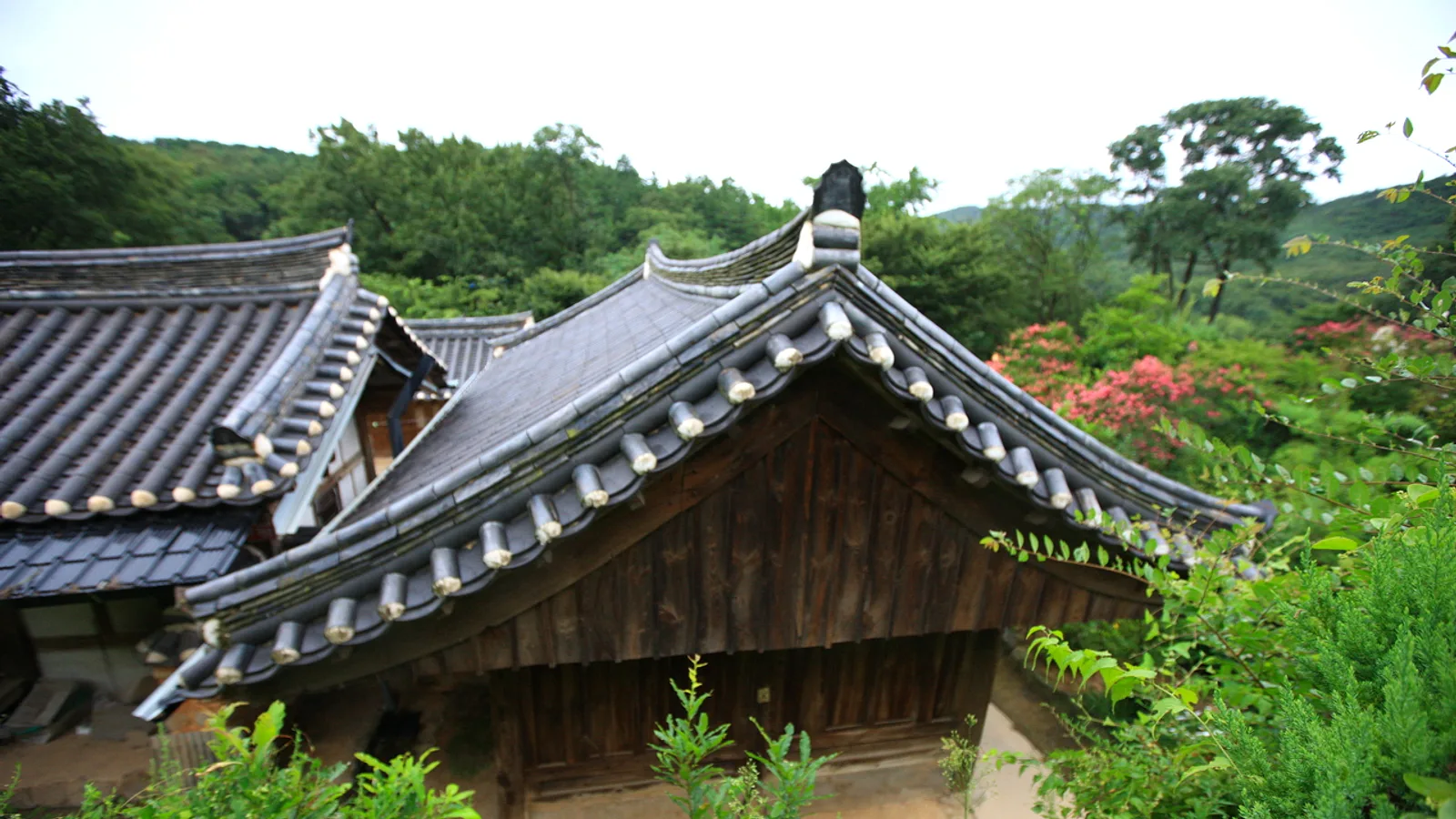 Cheomseongdae Observatory & Donggung Palace (Korea Tourism Organization, cropped and tone-adjusted)