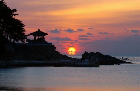 Haeundae Dalmaji-gil, a luxury driving road drunk with the sunrise and the moon