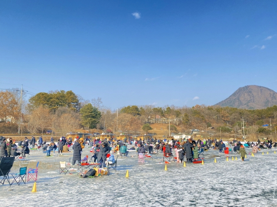 Discover the Winter Wonderland at Yangpyeong Sansuyu Village Smelt Festival 2023-2024 / “2023-2024 楊平山手村ワカサギフェスティバルで冬のワンダーランドを発見”